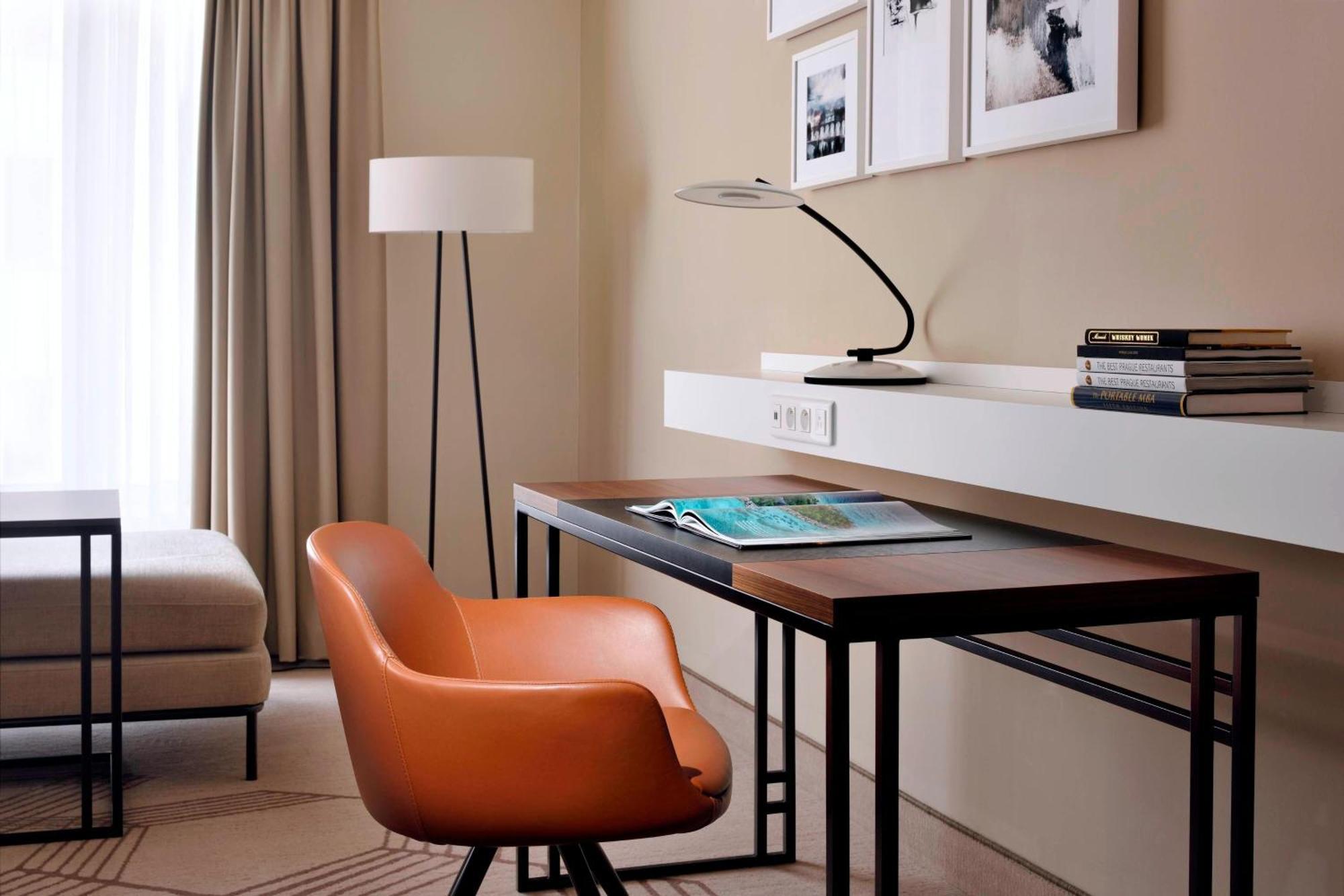 Prague Marriott Hotel Экстерьер фото A desk lamp