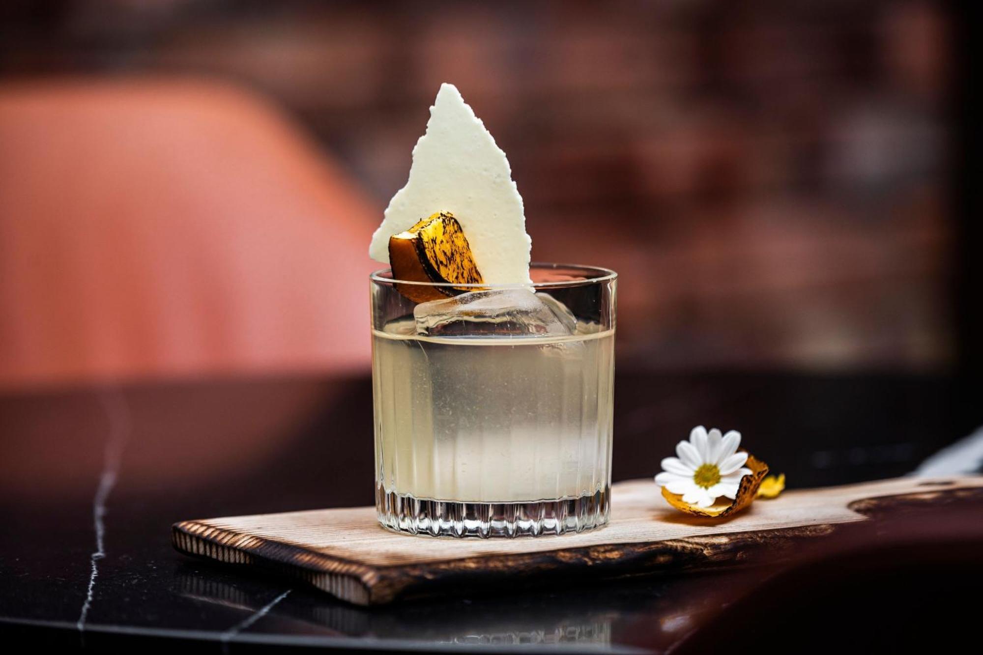 Prague Marriott Hotel Экстерьер фото A Clover Club cocktail