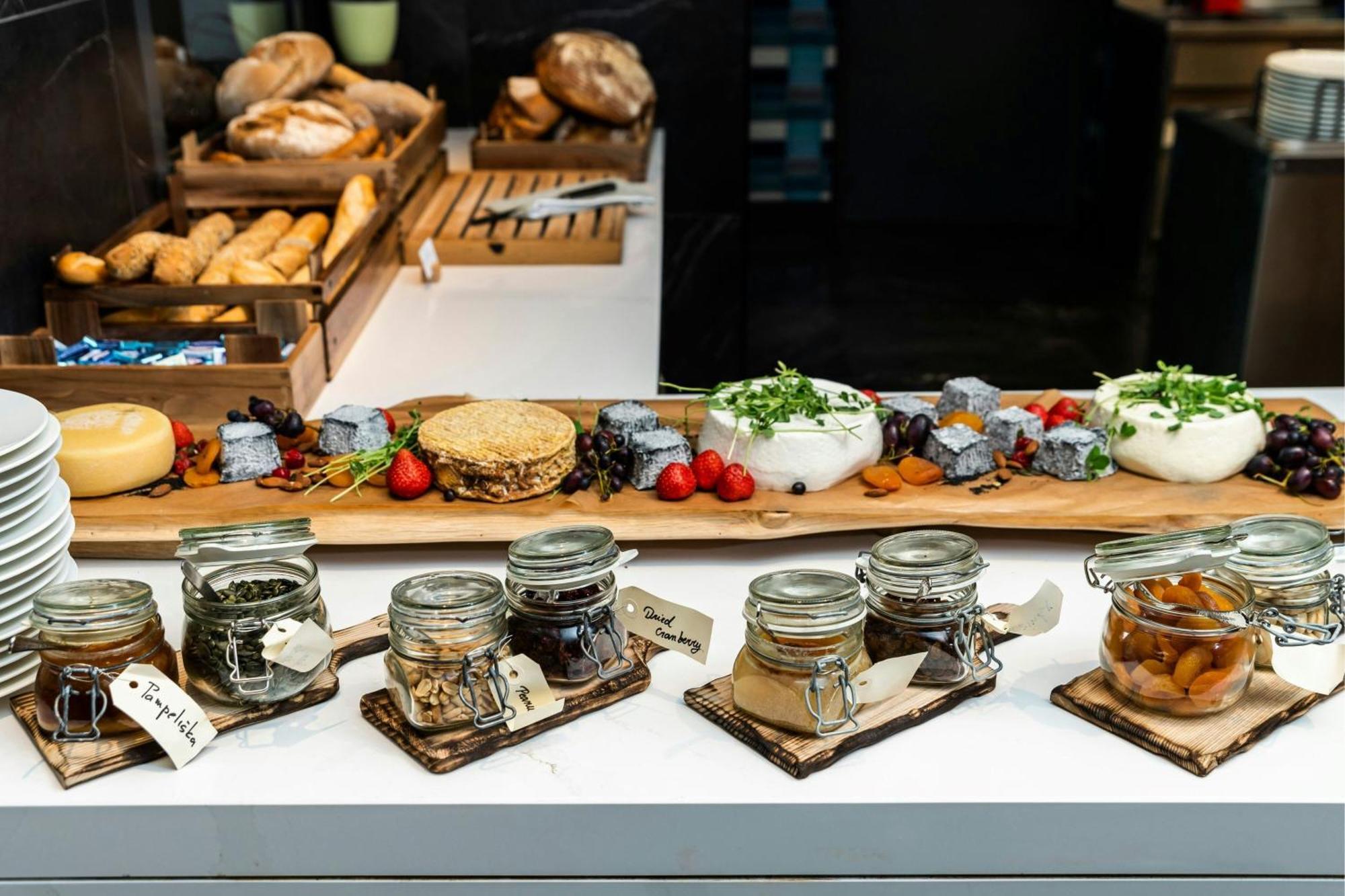 Prague Marriott Hotel Экстерьер фото A selection of food at a buffet